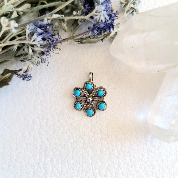 Boho turquoise flower pendant - Picture 1 of 7